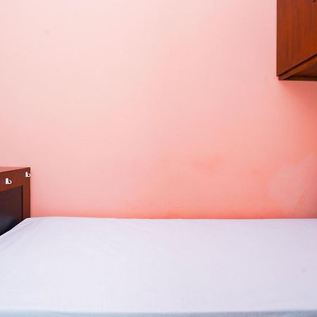 Oyo Life 2309 Kost Si Mbok Vivi Hotel สุราบายา ภายนอก รูปภาพ