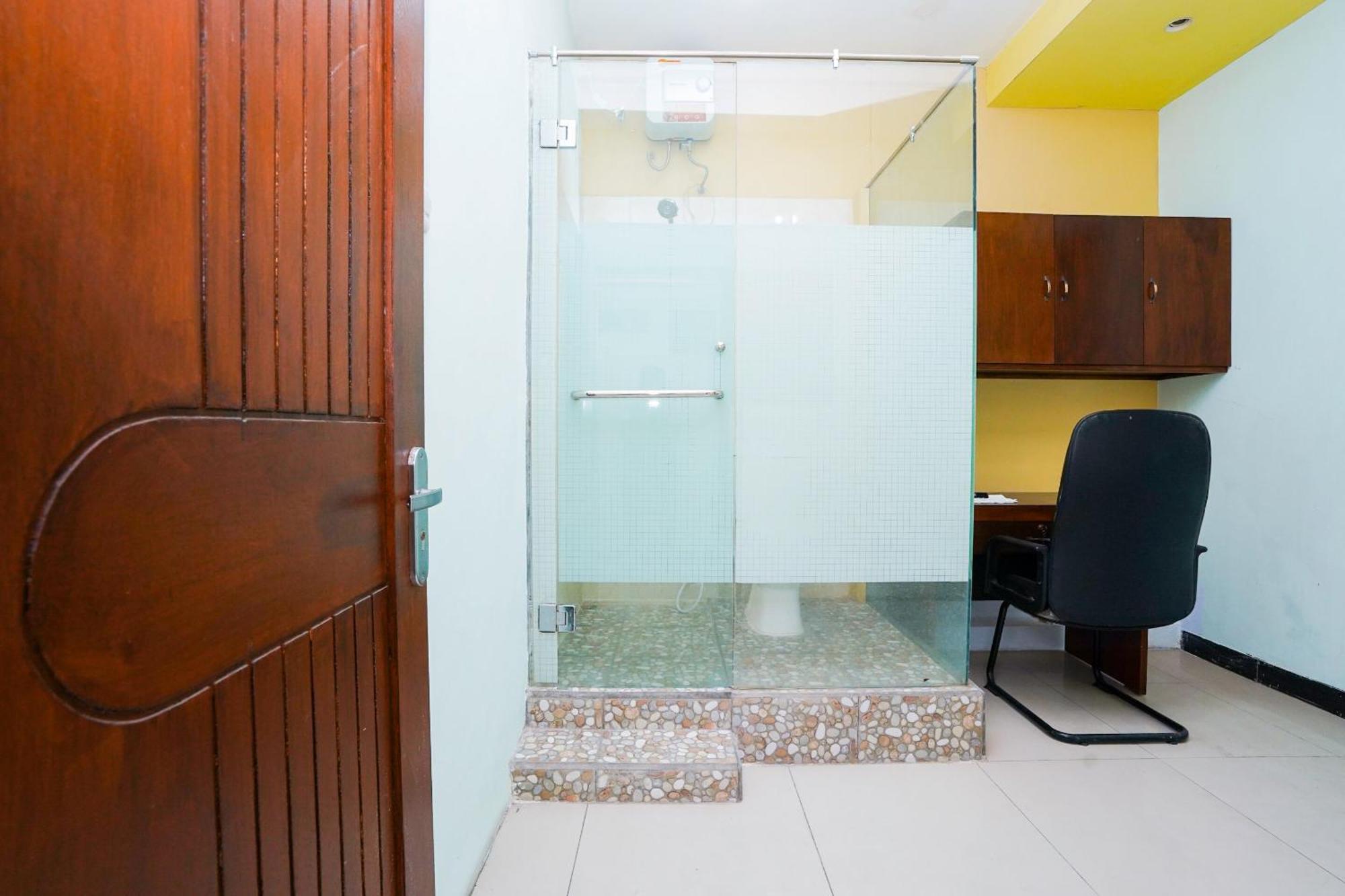 Oyo Life 2309 Kost Si Mbok Vivi Hotel สุราบายา ภายนอก รูปภาพ
