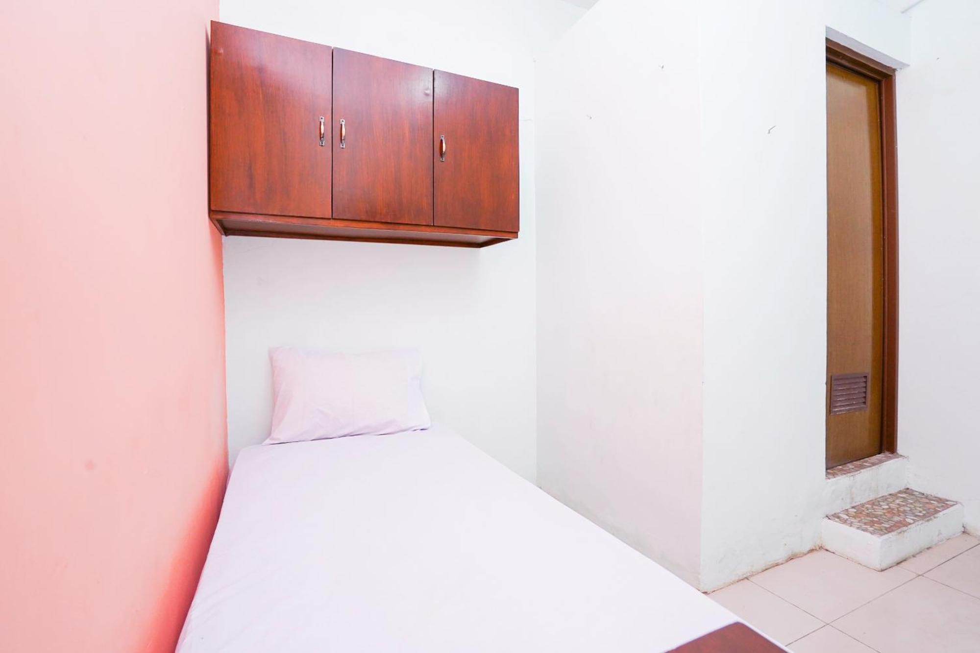 Oyo Life 2309 Kost Si Mbok Vivi Hotel สุราบายา ภายนอก รูปภาพ