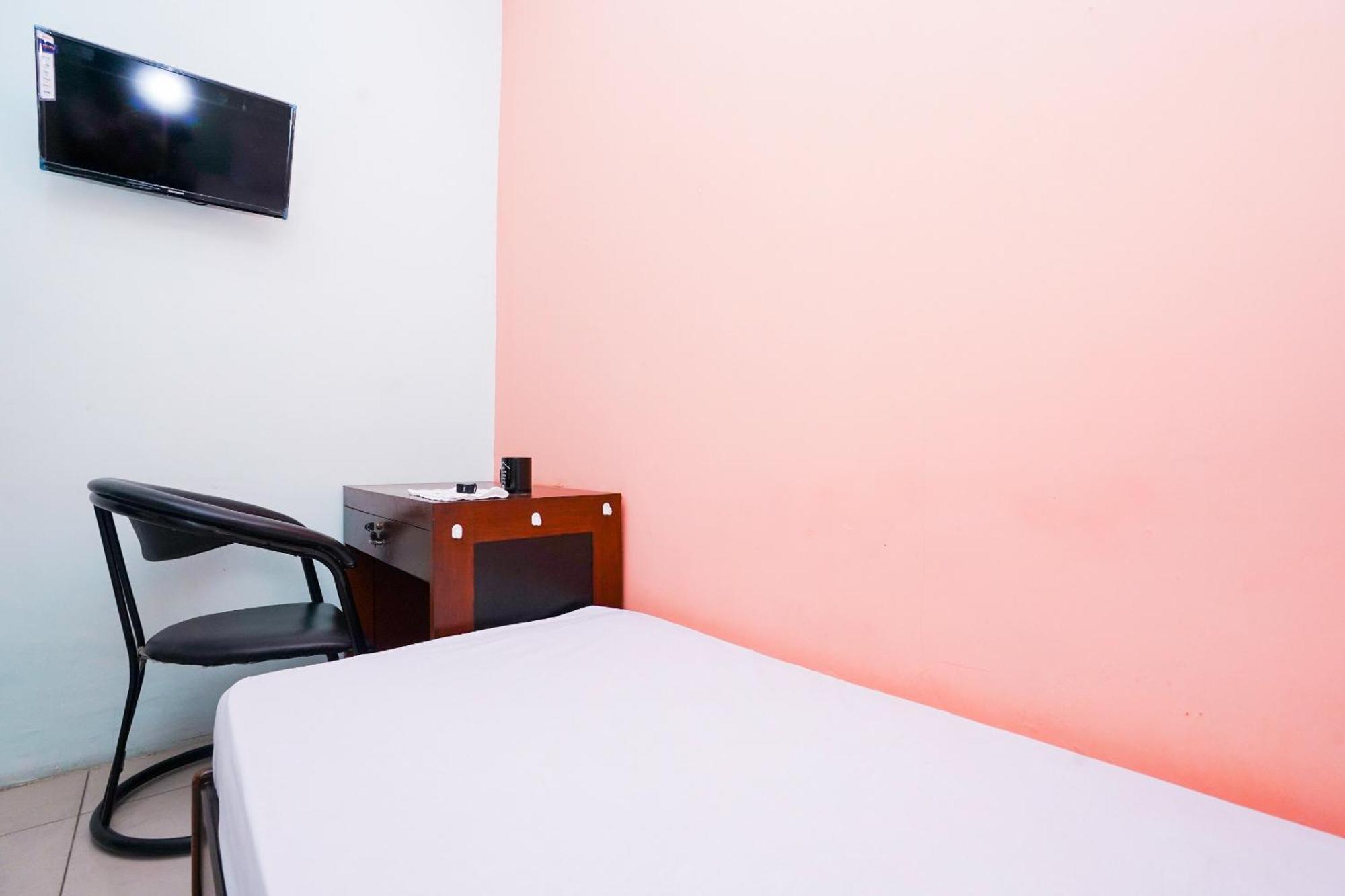Oyo Life 2309 Kost Si Mbok Vivi Hotel สุราบายา ภายนอก รูปภาพ