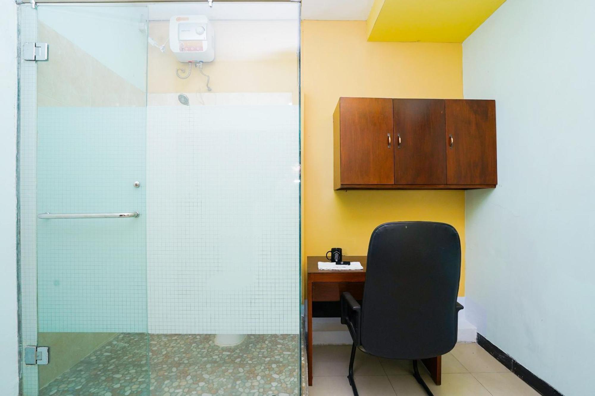 Oyo Life 2309 Kost Si Mbok Vivi Hotel สุราบายา ภายนอก รูปภาพ