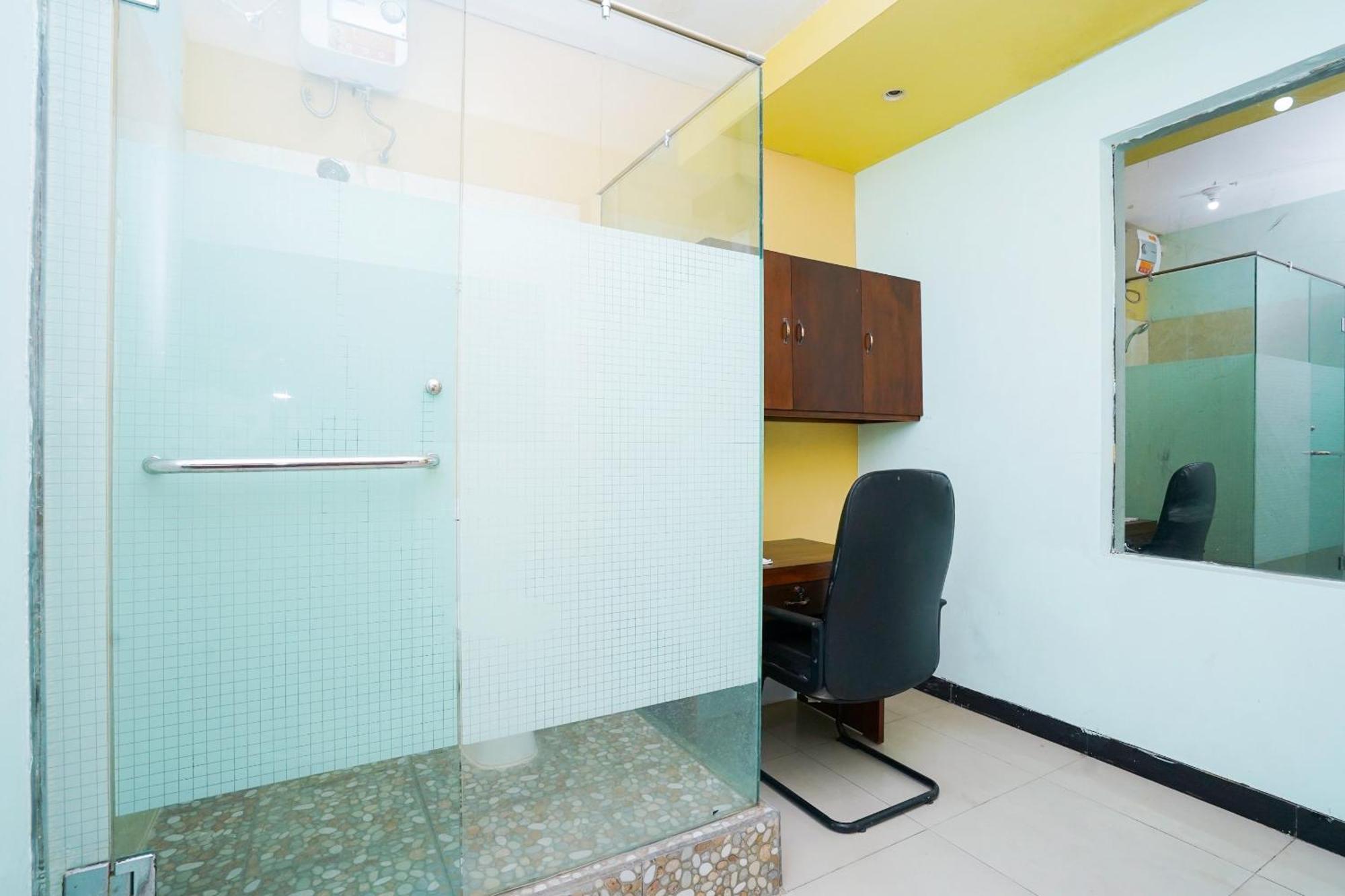 Oyo Life 2309 Kost Si Mbok Vivi Hotel สุราบายา ภายนอก รูปภาพ