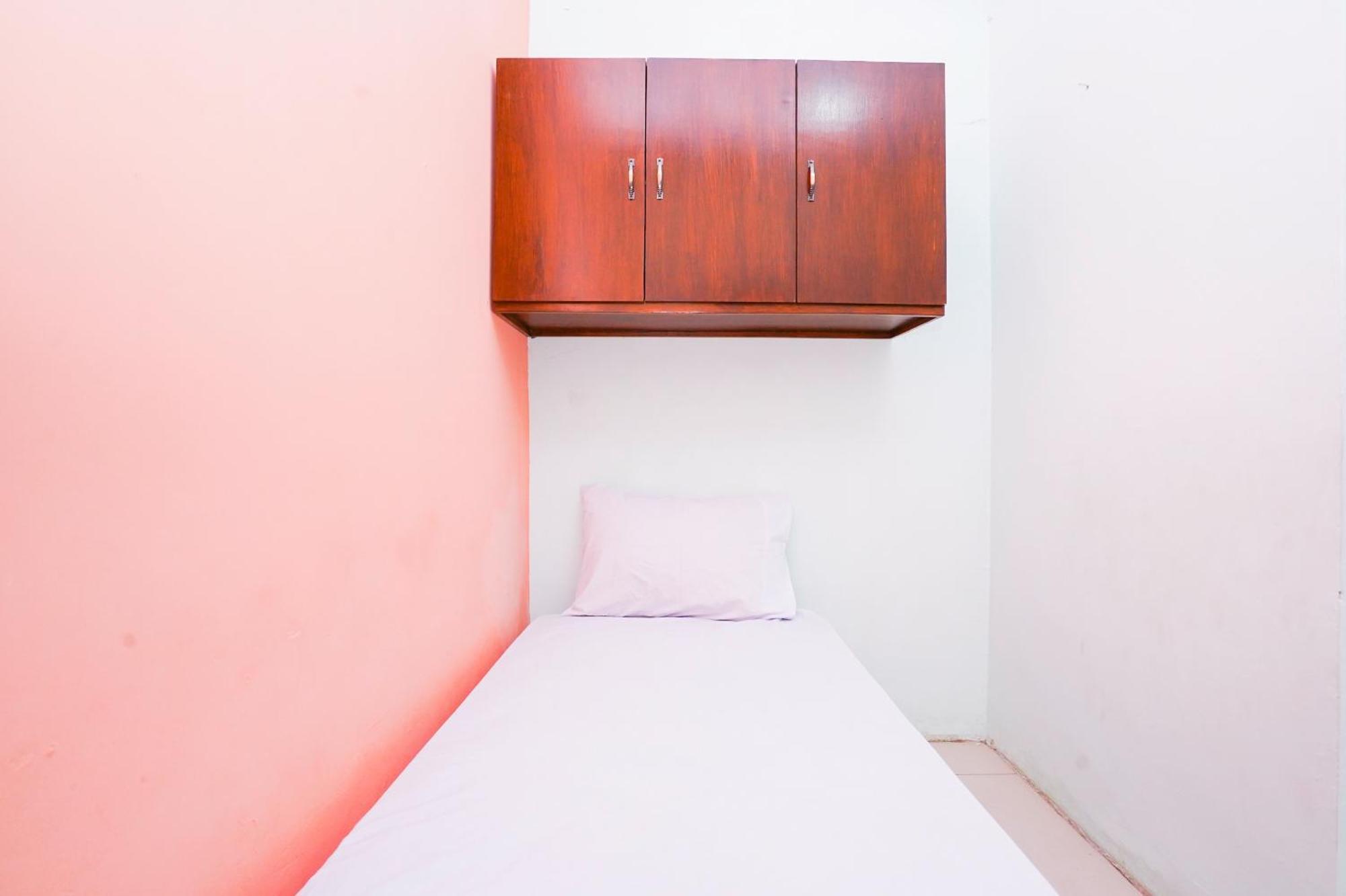 Oyo Life 2309 Kost Si Mbok Vivi Hotel สุราบายา ภายนอก รูปภาพ