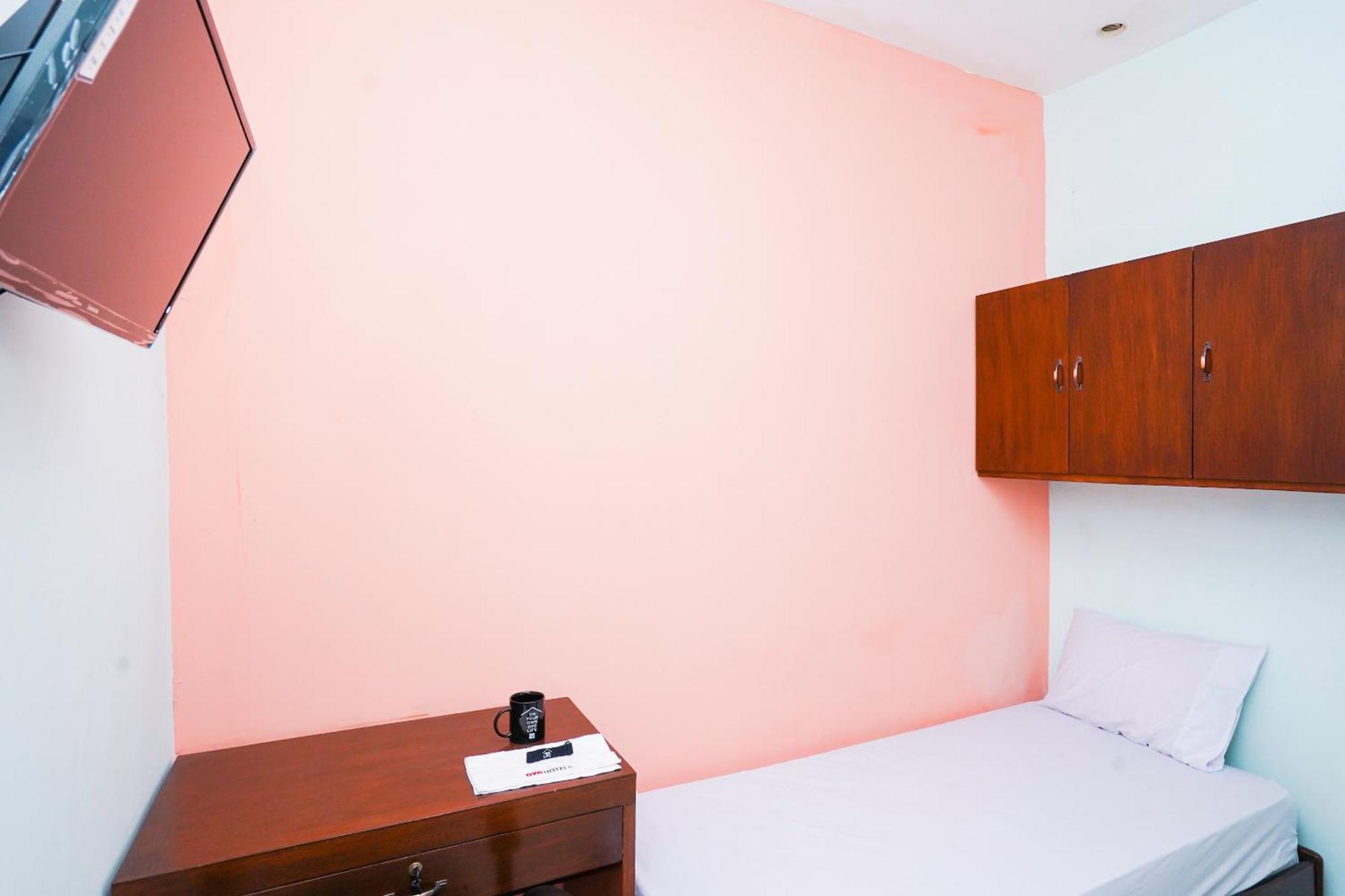 Oyo Life 2309 Kost Si Mbok Vivi Hotel สุราบายา ภายนอก รูปภาพ