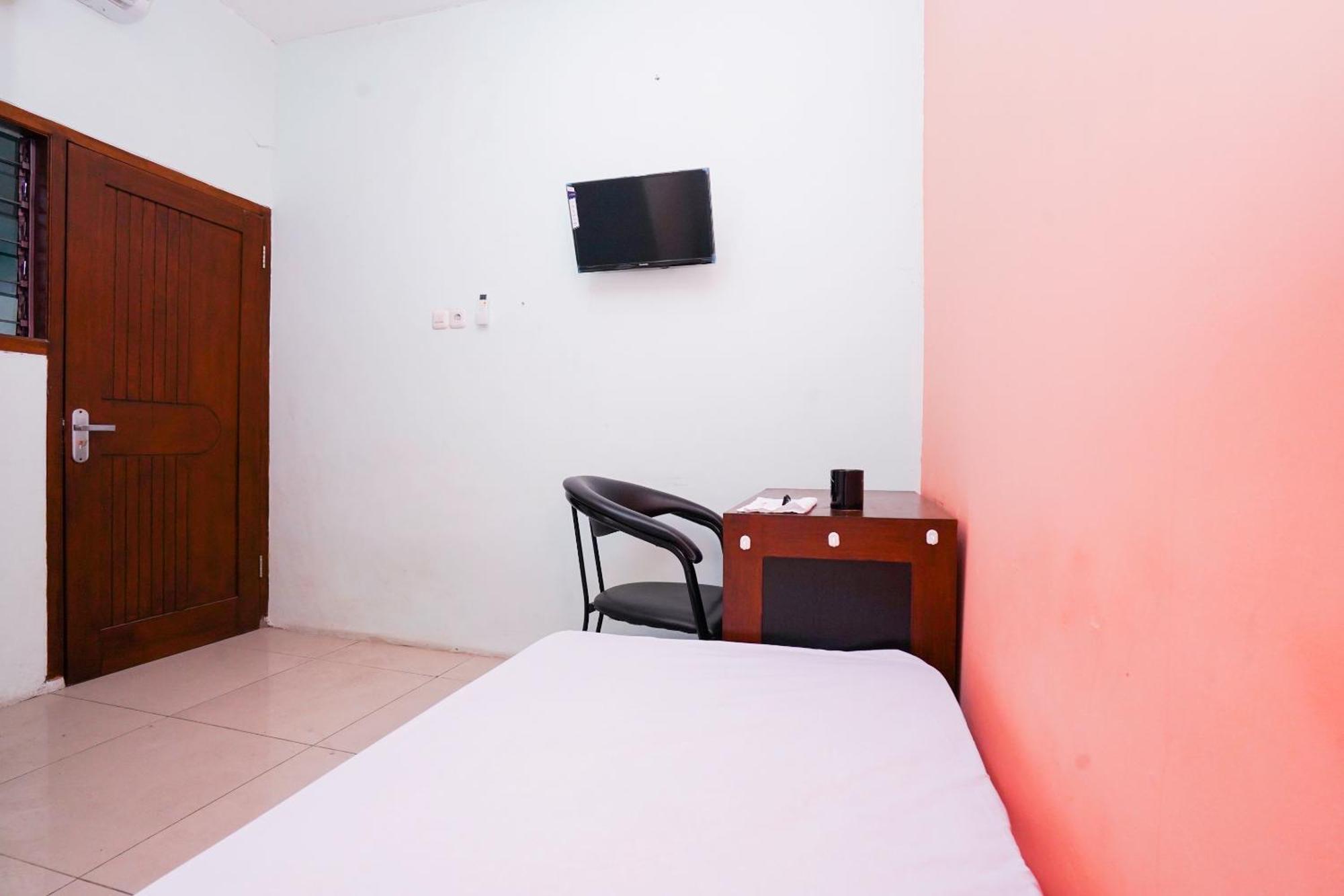 Oyo Life 2309 Kost Si Mbok Vivi Hotel สุราบายา ภายนอก รูปภาพ