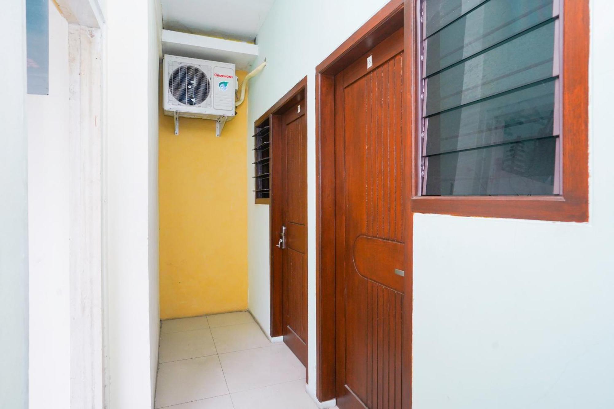 Oyo Life 2309 Kost Si Mbok Vivi Hotel สุราบายา ภายนอก รูปภาพ