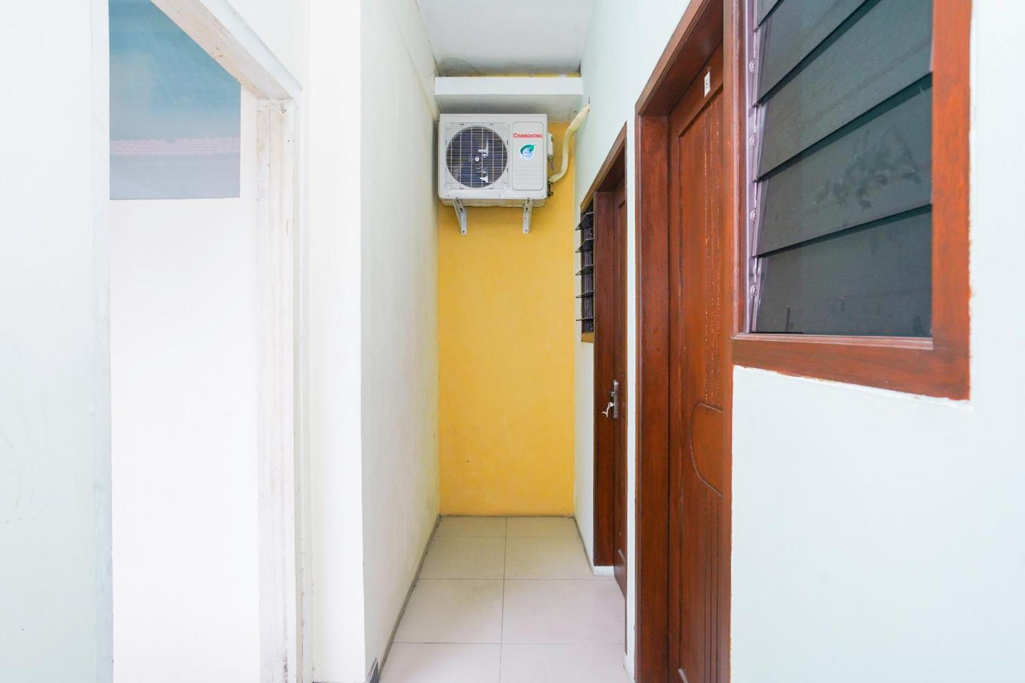 Oyo Life 2309 Kost Si Mbok Vivi Hotel สุราบายา ภายนอก รูปภาพ