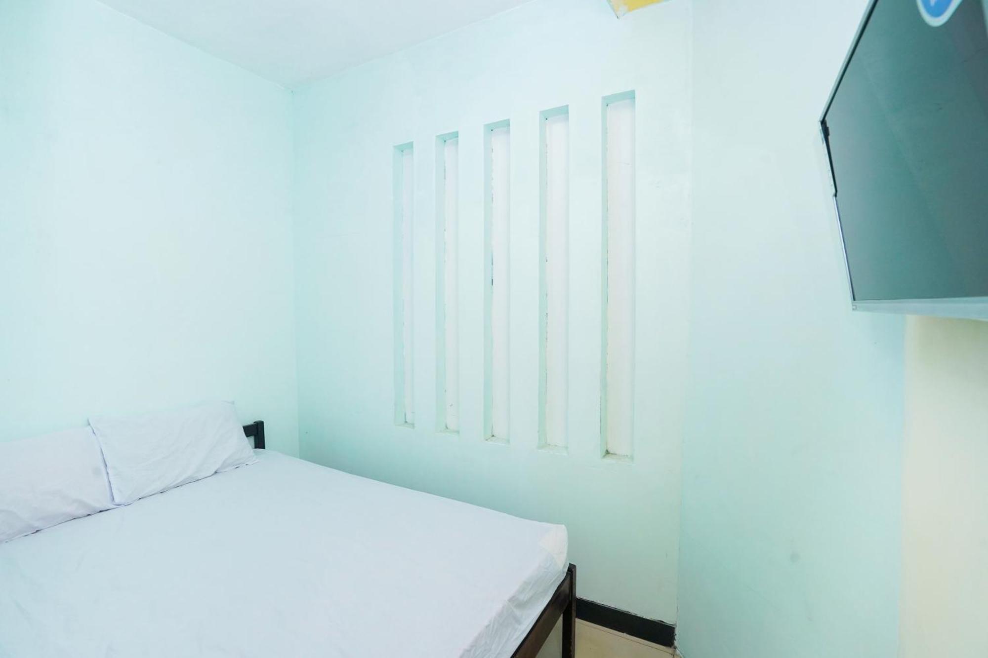 Oyo Life 2309 Kost Si Mbok Vivi Hotel สุราบายา ภายนอก รูปภาพ