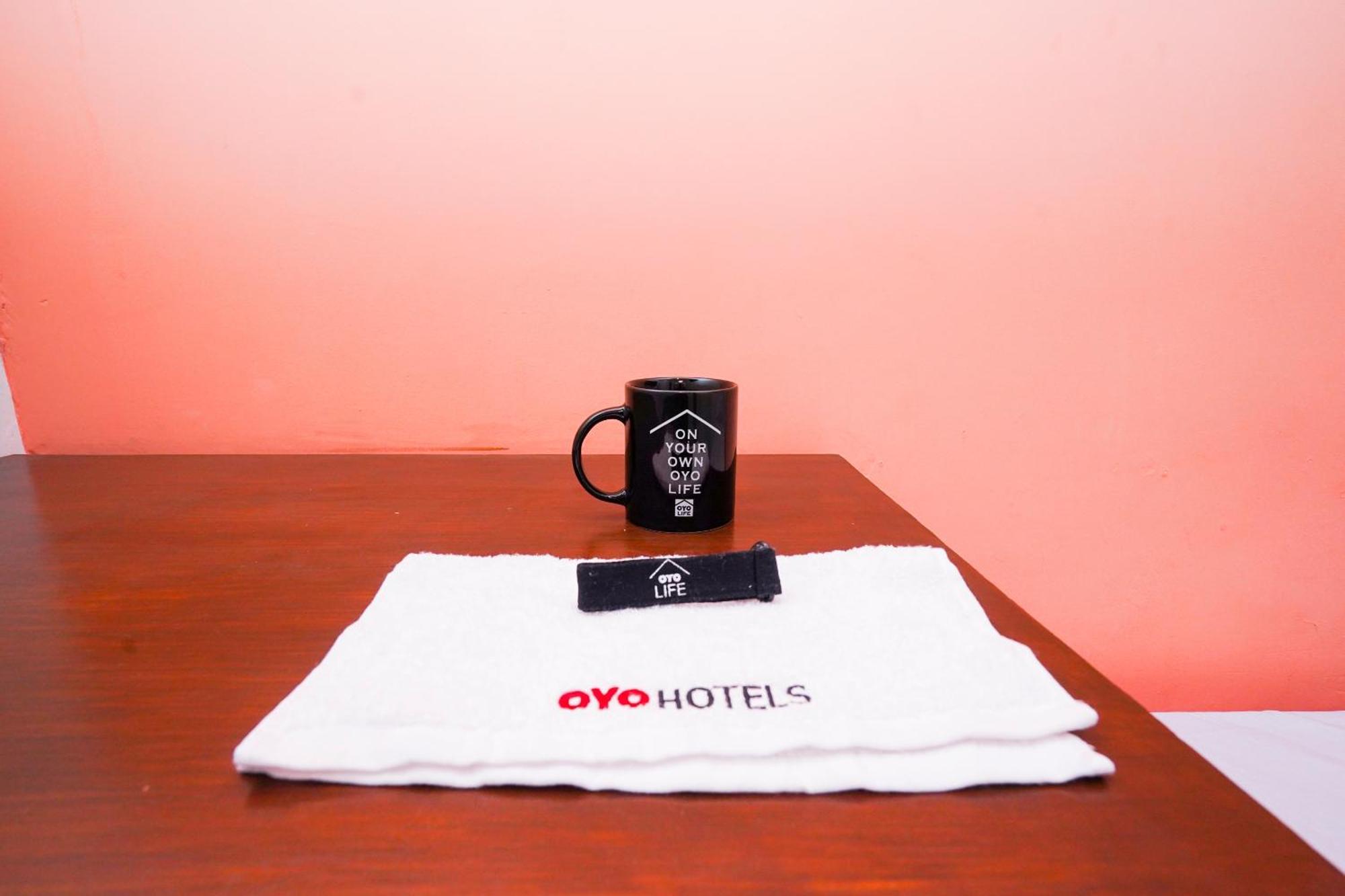 Oyo Life 2309 Kost Si Mbok Vivi Hotel สุราบายา ภายนอก รูปภาพ
