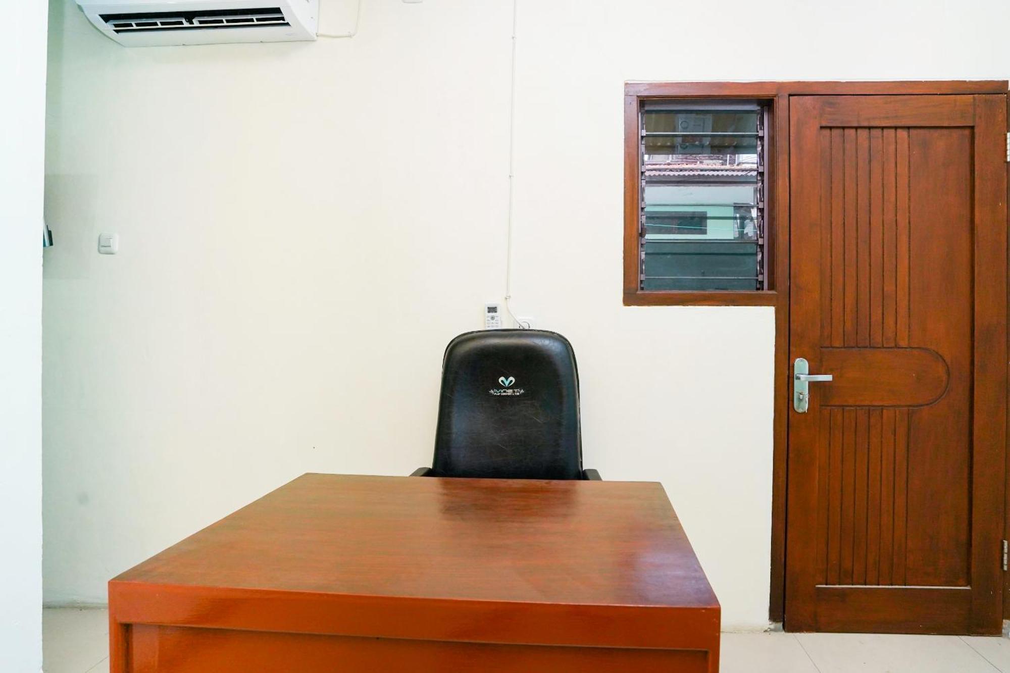 Oyo Life 2309 Kost Si Mbok Vivi Hotel สุราบายา ภายนอก รูปภาพ