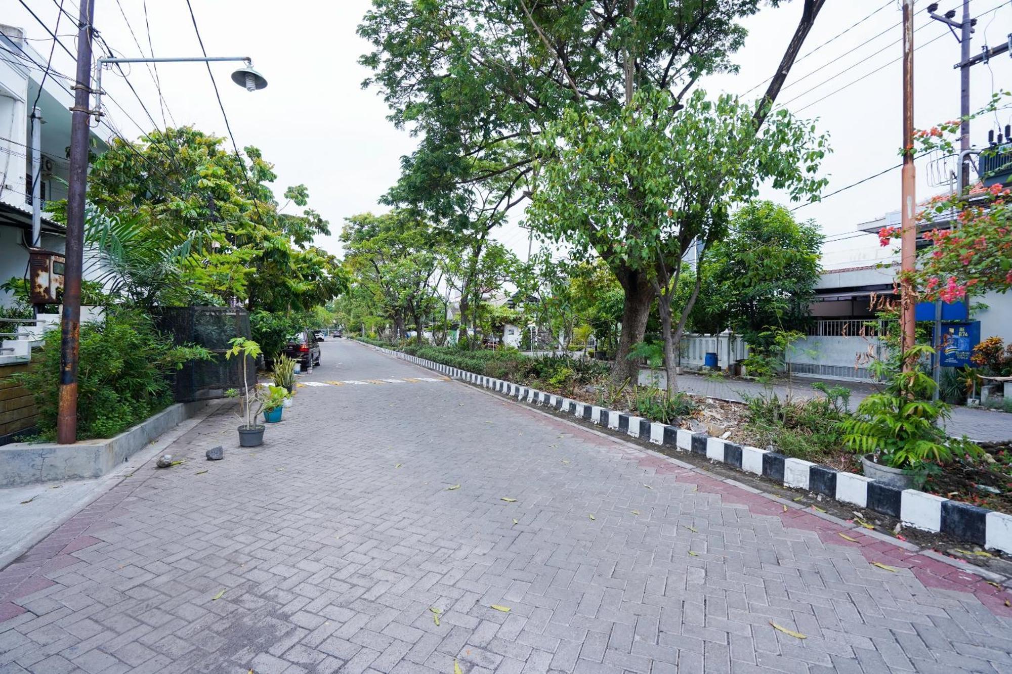 Oyo Life 2309 Kost Si Mbok Vivi Hotel สุราบายา ภายนอก รูปภาพ