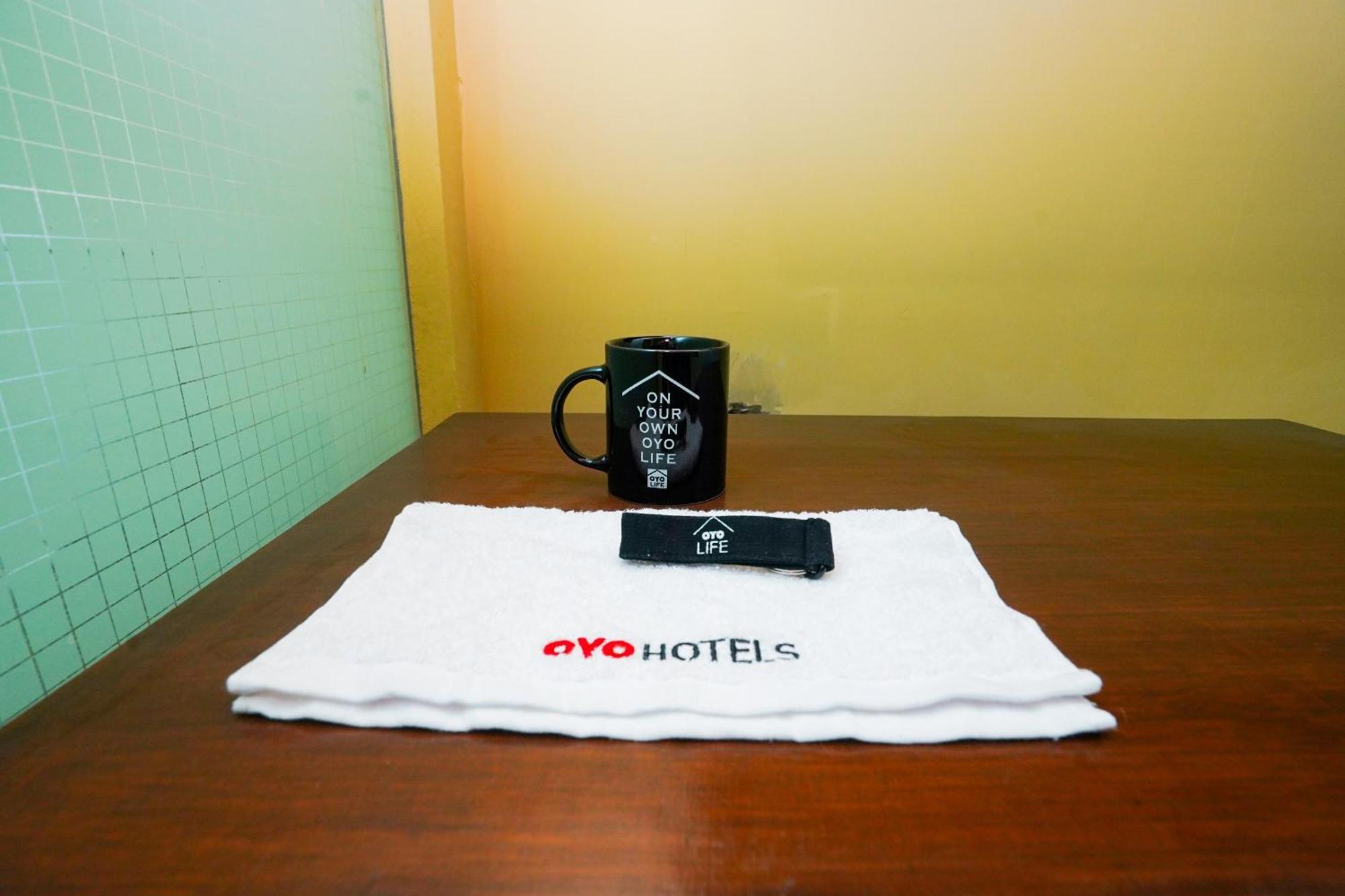Oyo Life 2309 Kost Si Mbok Vivi Hotel สุราบายา ภายนอก รูปภาพ