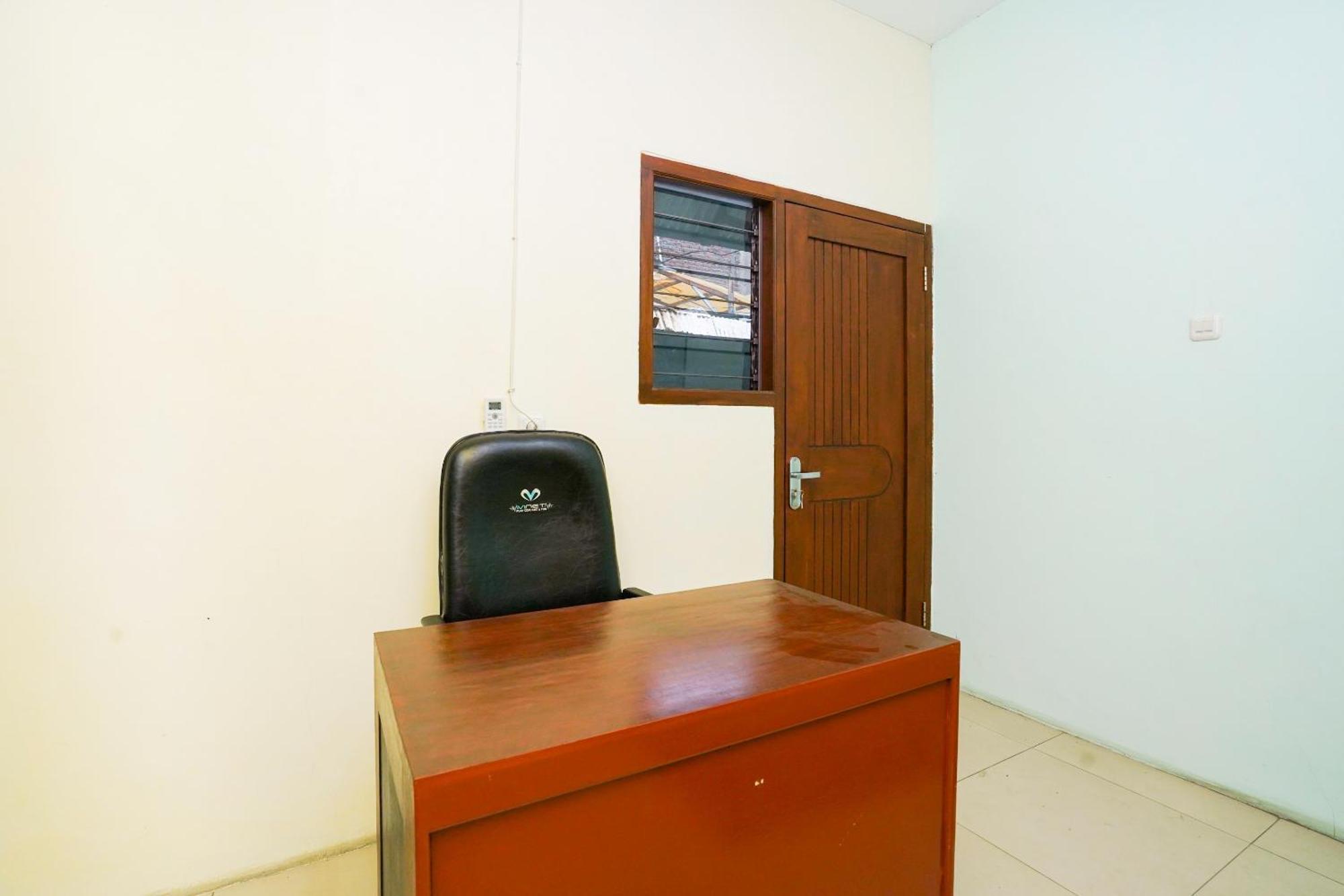 Oyo Life 2309 Kost Si Mbok Vivi Hotel สุราบายา ภายนอก รูปภาพ