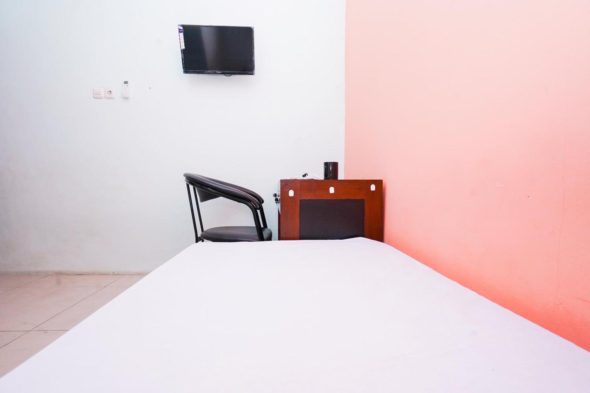 Oyo Life 2309 Kost Si Mbok Vivi Hotel สุราบายา ภายนอก รูปภาพ