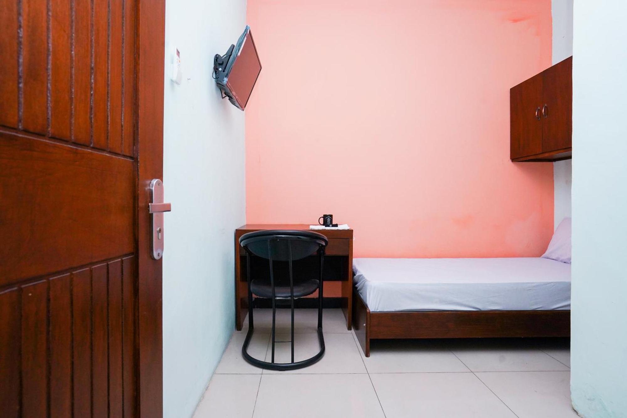 Oyo Life 2309 Kost Si Mbok Vivi Hotel สุราบายา ภายนอก รูปภาพ